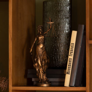 Femme Justice Resine Cuivre Small